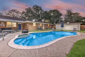 Retro Retreat 4BRs*10 beds*pool*3TVs*Hobby airport - Image 3