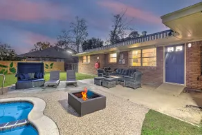 Retro Retreat 4BRs*10 beds*pool*3TVs*Hobby airport - Image 4