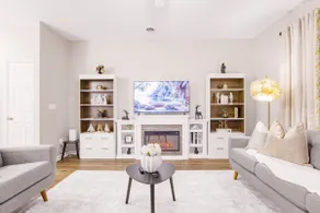 Upscale Glamour Retreat • Beautiful & Cozy - Image 4