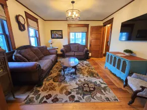 Bluebell Manor. Downtown home with theater room - Image 4