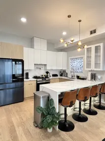LUXE Penthouse | Parking | Mins to NY & MetLife! - Image 4