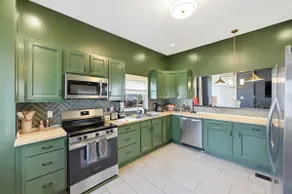 Private retreat with hot tub, 3 kings & parking - Image 3