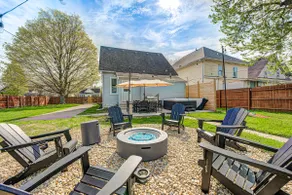 Private retreat with hot tub, 3 kings & parking - Image 5