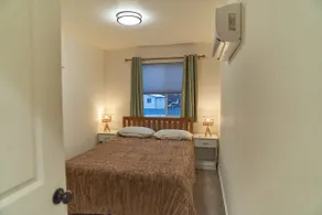 Conveniently Located~Townhouse~King Bed~Dogs OK - Image 5