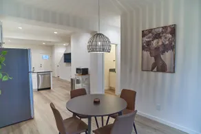 Conveniently Located~Townhouse~King Bed~Dogs OK - Image 3