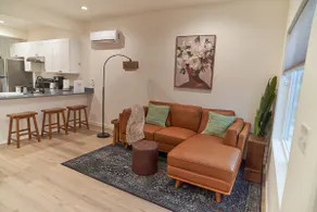 Conveniently Located~Townhouse~King Bed~Dogs OK - Image 4
