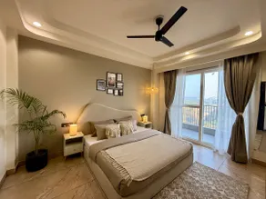 Stylish Luxury 1BHK w/ Balcony | Prime DLF Phase 3 - Image 5