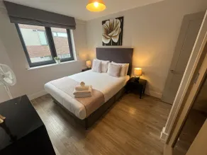Remarkable 1-bed Apartment in the Heart of Ealing - Image 3