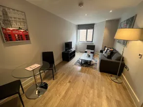 Remarkable 1-bed Apartment in the Heart of Ealing - Image 2