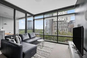 Modern chic concert escape - free parking - Image 3