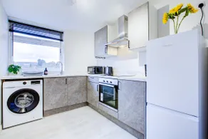 Modern 2 Bed in High Wycombe by ARP Homes, Ideal for Families or Business, Free Parking - Image 4