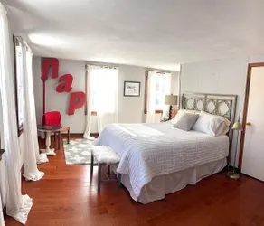 Charming duplex townhouse with modern amenities - Image 3