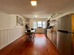 Charming duplex townhouse with modern amenities - Image 4