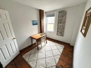 Charming duplex townhouse with modern amenities - Image 5