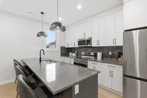 King Bed 10 Minutes To Downtown Luxury Townhouse - Image 2