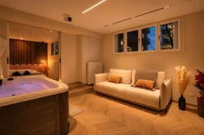Romantic Hot Tub, Home Cinema, and Secret Room - Image 5