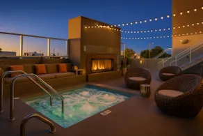 Lux King Bed w Pool/Jacuzzi/Rooftop/Gym/Parikng - Image 2