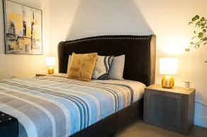 Lux King Bed w Pool/Jacuzzi/Rooftop/Gym/Parikng - Image 4