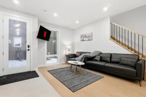 10 Minutes To Downtown 3 Bed 2.5 Bath Town House - Image 2