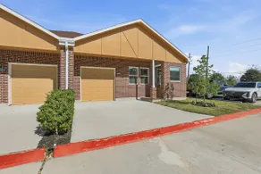 SW Houston 2BR | Two Kings, Desks, Fenced Yard - Image 4