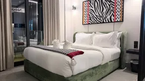 Luxury studio with a balcony overlooking Prince Sultan Street - Image 3