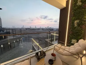 Luxury studio with a balcony overlooking Prince Sultan Street - Image 4