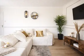 3 Bed Home, Parking For 3 & Close to M4 - Image 3
