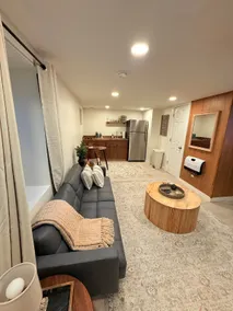 Modern Pet -Friendly Retreat Near Hofstra - Image 2
