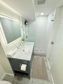 Modern Pet -Friendly Retreat Near Hofstra - Image 4