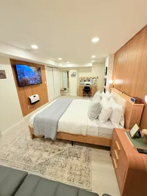 Modern Pet -Friendly Retreat Near Hofstra - Image 2