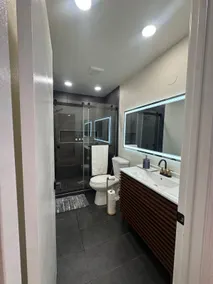 Luxury CalKing master bedroom Apartment - Image 5