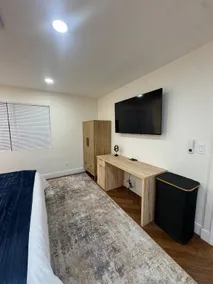 Luxury CalKing master bedroom Apartment - Image 4