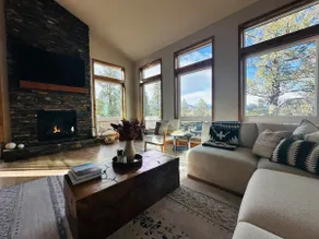 Summit Home: Modern mountain retreat with hot tub - Image 2