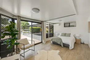 Prime Stay Steps from St Vincents &Grammar! - Image 3