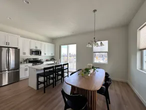 * New * relaxing townhouse in convenient location - Image 5