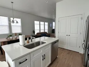 * New * relaxing townhouse in convenient location - Image 3