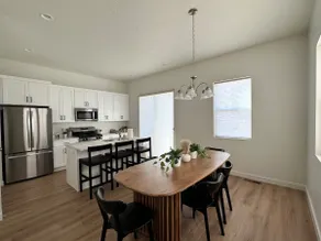 * New * relaxing townhouse in convenient location - Image 4