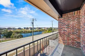 Lake view townhouse in Irving. Modern 4BR, 5 beds - Image 3