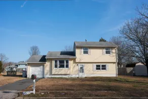 Comfortable Getaway in NJ, WIFI, Kitchen & Parking - Image 2