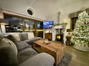 Luxury Country Lodge with Hot Tub & Log Burner - Image 4
