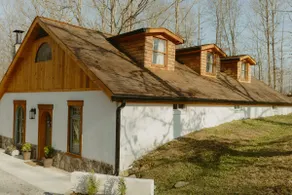 Nashville's Hillside Cottage - Image 2