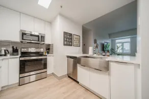 3 Bed w 4 King Beds Walk to Stadiums, Parking - Image 3