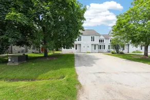 Family Townhome with outdoor pool access - Image 5