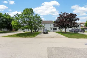 Family Townhome with outdoor pool access - Image 3