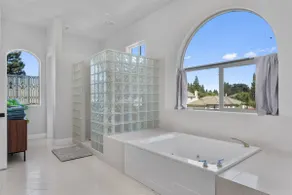 5BR Spacious Modern Riverside Getaway - Image 4