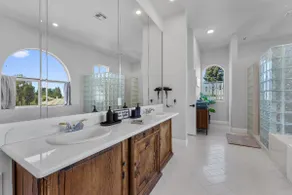 5BR Spacious Modern Riverside Getaway - Image 5