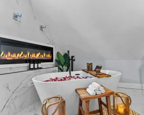 Cozy 4BR with Spa Tub Near UChicago & Obama Center - Image 4