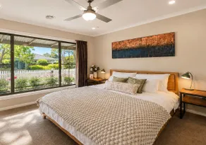 Spacious Luka Court Retreat, BBQ & Cozy Comforts, Ballarat - Image 5