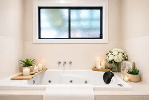 Spacious Home BBQ Spa Garden Close to Shops - Image 2
