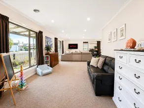 Spacious Home BBQ Spa Garden Close to Shops - Image 4